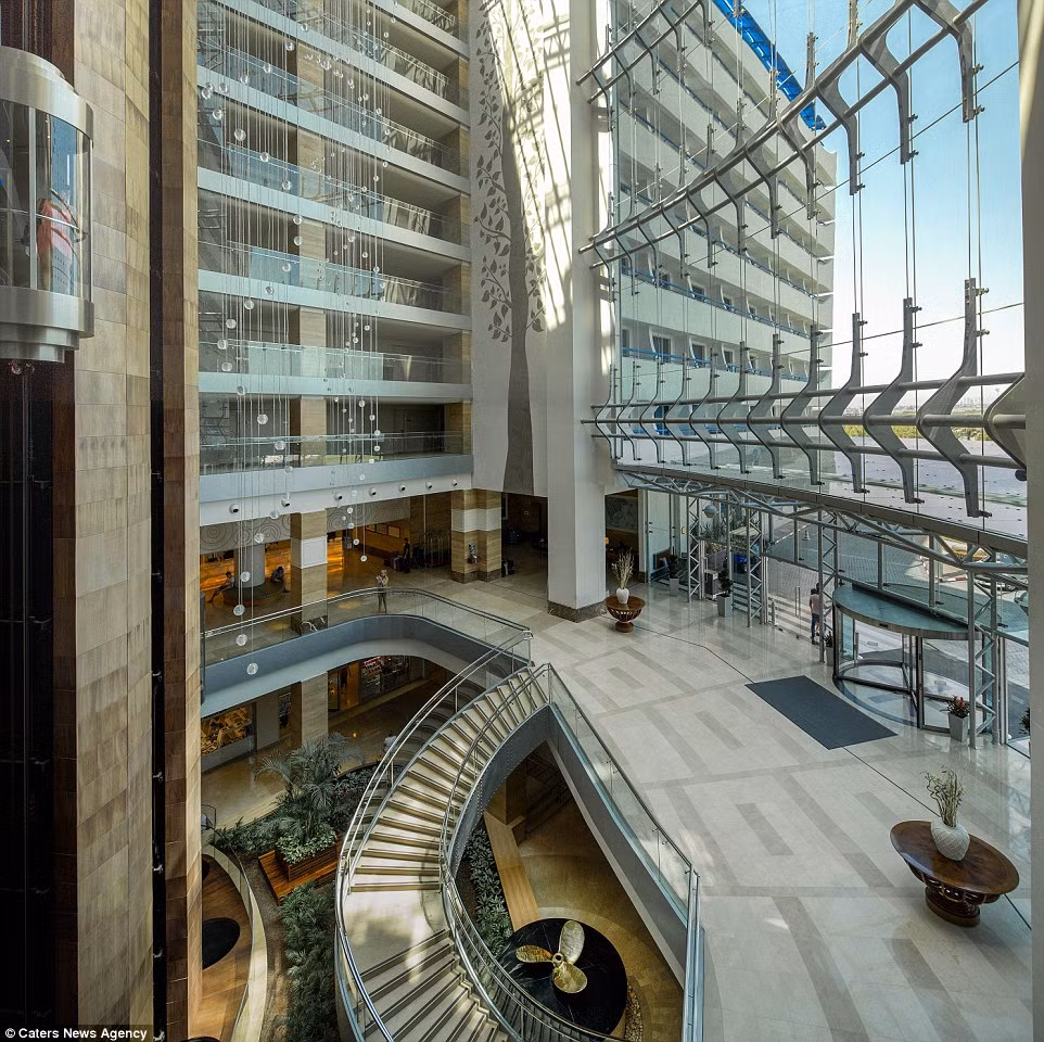 Me man lac vao khach san Titanic xa hoa-Hinh-8