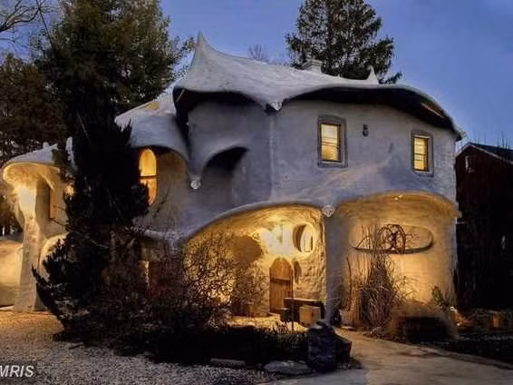 Trong danh sách những ngôi nhà kỳ quặc rao bán, đầu tiên là một ngôi nhà hình nấm giống nhà Hobbit trong các bộ phim ở Maryland: Được gọi là ngôi nhà Mushroom đang được rao bán với giá 1,2 triệu USD.