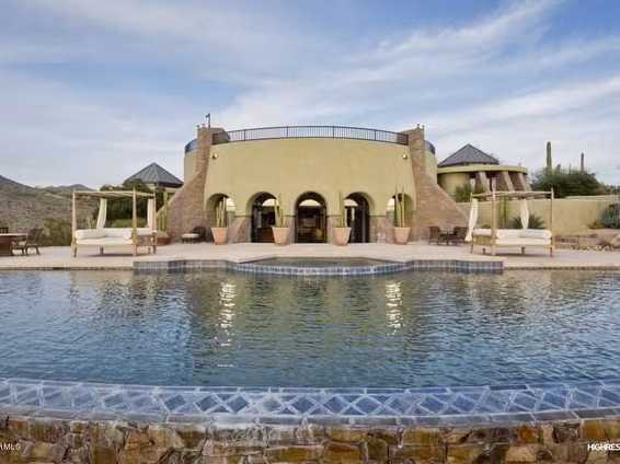 Ngôi nhà giữa sa mạc: Nằm giữa sa mạc hẻo lánh ở Arizona, ngôi nhà được biết đến với kiến trúc hình tròn. Nó gồm 3 phòng ngủ, một hồ bơi hiện đại và sân ngoài trời rộng rãi. Giá rao bán của ngôi nhà là 2,5 triệu USD.