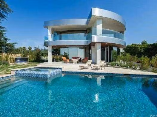 Ngôi nhà hiện đại có hình tròn độc đáo với vỏ ngoài là thép không gỉ: Ngôi nhà ở Los Angeles này có 5 phòng ngủ, 5 phòng tắm, cầu thang bằng thủy tinh và đá cẩm thạch và một hồ bơi tuyệt đẹp. Ngôi nhà có giá rao bán 12,5 triệu USD.
