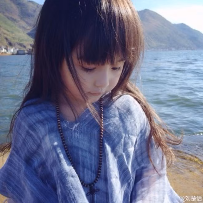 Những ngày gần đây, dân mạng không ngừng phát sốt và chia sẻ ảnh của một bé gái xinh như thiên thần, cực đáng yêu.