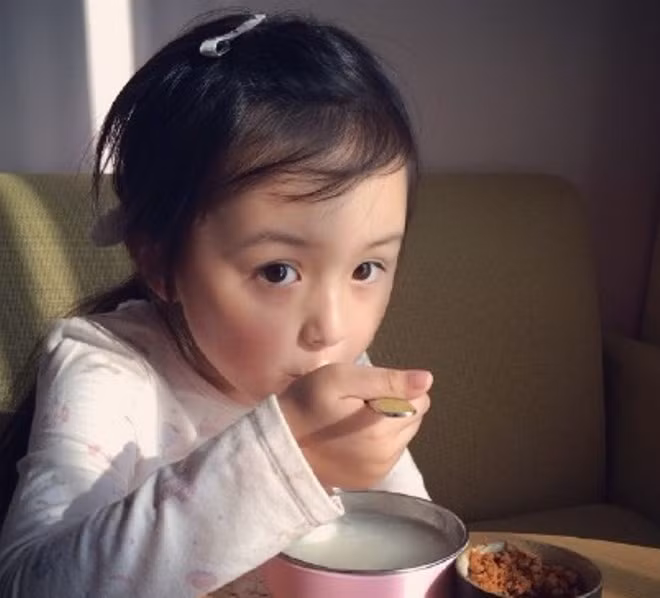 Ngoài đời, bé cũng rất dễ thương, xinh xắn.