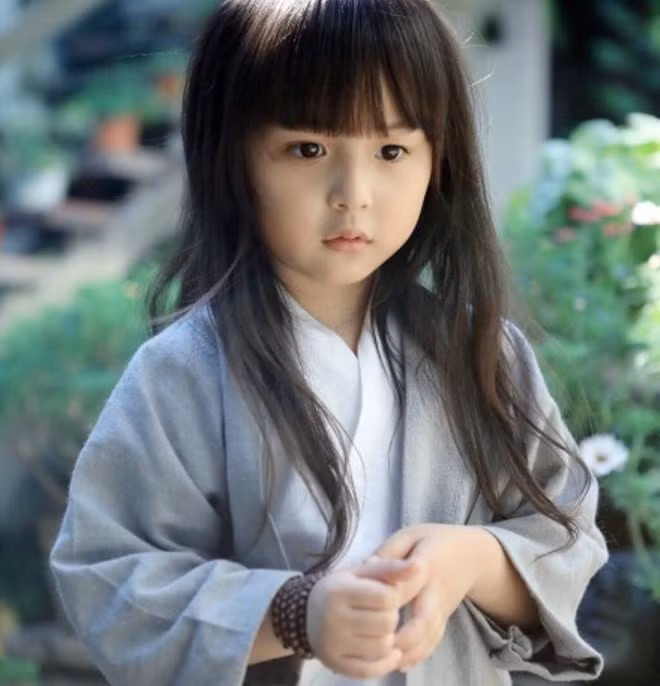 Thậm chí, không ít người còn coi bé như thiên thần Trung Quốc, búp bê đáng yêu nhất trên mạng.