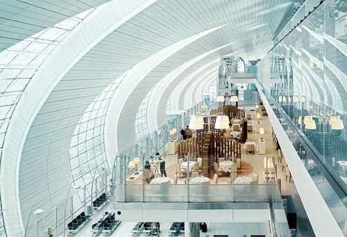 Khoảng 50% lượng khách qua sân bay Dubai là khách chuyển tuyến vì Emirates sử dụng những đội máy bay thân rộng để phục vụ hành khách bay từ châu Á và châu Đại Dương tới châu Âu, Mỹ và đổi máy bay tại đây.