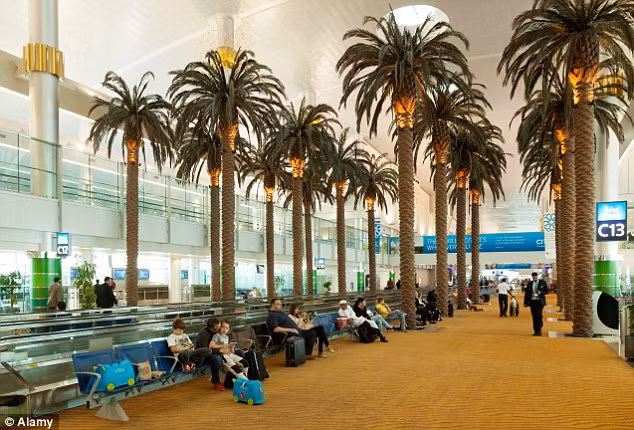 Đến năm 2014, vương quốc Ả rập này lại tiến hành xây dựng tiếp một phòng chờ mới phục vụ cho kế hoạch mở rộng trị giá 7,8 tỷ USD.