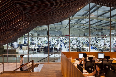 Văn phòng - nhà xưởng này là một tòa nhà 2 tầng. Tầng trên dành cho ban giám đốc và các nhân viên văn phòng. Tầng dưới dành cho công nhân sản xuất và khu lễ tân. Không gian văn phòng và nhà xưởng được kết nối, đồng thời, cũng được ngăn cách bằng một cửa sổ kính lớn, từ cửa sổ này, người ta có thể nhìn vào nhà xưởng.