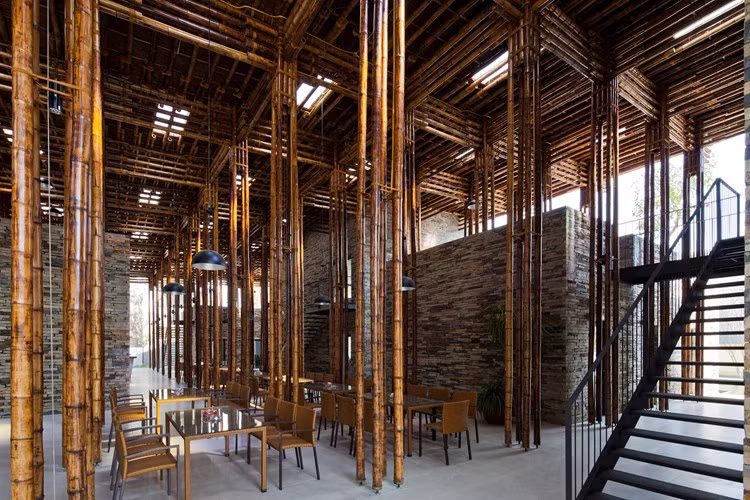 Toàn bộ phần mái của công trình được lắp ráp từ hàng ngàn cây tre luồng và không sử dụng chất liệu kim loại để khớp mối nối. Trần cao thoáng và những ô hứng sáng độc đáo xen kẽ mang lại ánh sáng tự nhiên vào bên trong công trình.