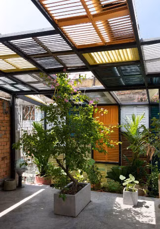 Tầng ba có một phòng ngủ và phía trước phòng còn có khoảng sân trồng cây, một nơi thú vị để ngồi uống trà và ngắm bầu trời thấp thoáng qua những khe cửa vào buổi tối.