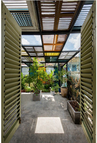 Khu sân vườn trồng nhiều cây xanh trên tầng ba của căn nhà.