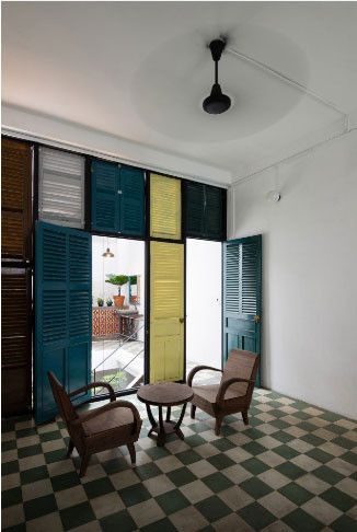 Các đồ nội thất trong nhà đều vẫn giữ được vẻ mộc mạc vốn có.