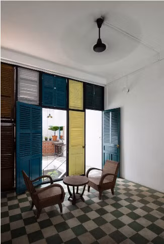 Các đồ nội thất trong nhà đều vẫn giữ được vẻ mộc mạc vốn có.