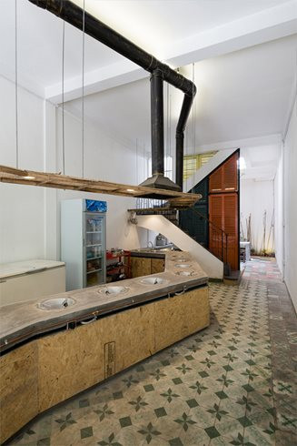 Tại tầng trệt, một hệ tủ bếp dài được thiết kế uốn lượn chạy xuyên suốt cho đến cuối nhà. Phía trước là một không gian bếp lớn mà mọi người có thể cùng nhau nấu ăn, trò chuyện và cùng thưởng thức những món ăn của nhau tại khu vực bàn ăn phía sau.