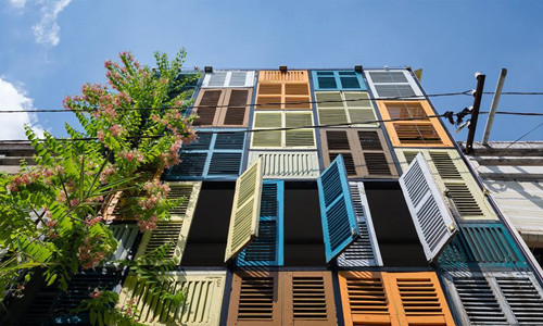 Điểm nổi bật của ngôi nhà là việc tận dụng các cánh cửa sổ cũ để trang trí ngoại thất. Những cánh cửa sổ cũ được sơn lại với nhiều màu sắc khác nhau và sắp xếp lại tạo thành một mặt tiền mới của ngôi nhà thu hút đặc biệt.