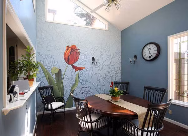 Phòng ăn này trở nên nổi bật hơn với tấm tranh dán tường vẽ hoa nghệ thuật.