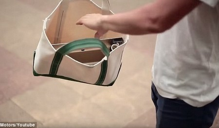 Walkcar nhỏ gọn trông giống như một chiếc máy tính xách tay và chỉ nặng 3kg, có thể bỏ túi xách đi tiện lợi.