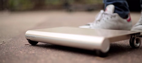 WalkCar rất dễ dàng để điều khiển cũng như trải nghiệm. Người dùng chỉ cần đặt cả hai chân lên WalkCar, chiếc xe sẽ tự động di chuyển và khi nó sẽ dừng lại ngay khi người dùng rời khỏi nó.