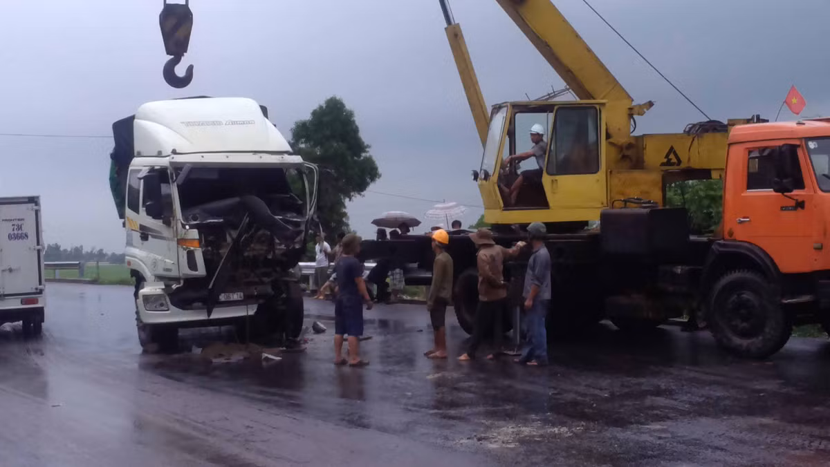 Xe tai dáu dàu bep dum, hai tai xe thoat chet than ky