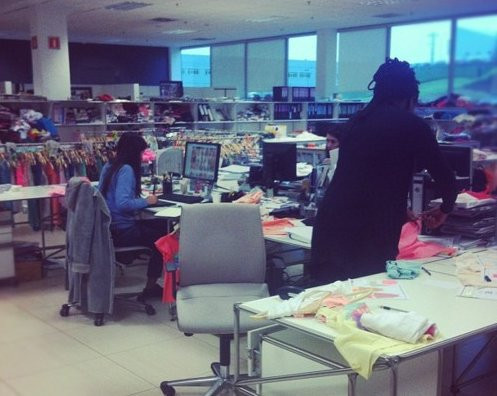 Tỷ phú trung thành với một quán cà phê, ông tới đó mỗi ngày. Không những thế, ông còn thường xuyên ăn trưa cùng nhân viên của mình trong nhà ăn công ty. Trong ảnh là văn phòng làm việc tại trụ sở của hãng Zara.