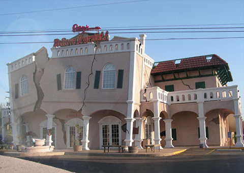 Tòa nhà Ripley (ở Canada) trông chẳng khác nào hiện trường của một vụ động đất, tất cả các bức tường, cột nhà, mái ngói đều bị nứt toác ra, nghiêng ngả và chỉ trực đổ sụp xuống.