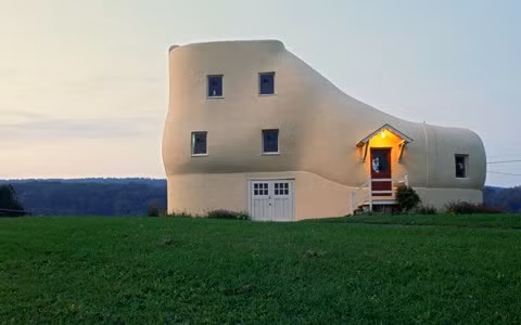 Ngôi nhà hình chiếc giày: Ngôi nhà hình chiếc giày là ý tưởng của gia đình người thợ đóng giày, được xây dựng tại bang Pennsylvania, Mỹ từ năm 1948. Ngôi nhà gồm có 5 tầng, phòng khách ở mũi giày, bếp ở đế giày và các phòng ngủ ở vị trí mắt cá chân.