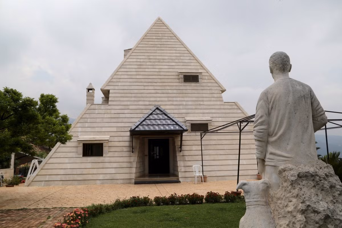 Đây là một ngôi nhà đầy ấn tượng trong thị trấn thiết kế theo kiểu kim tự tháp. Nội thất trang trí cũng được lấy cảm hứng từ Ai Cập cổ đại.