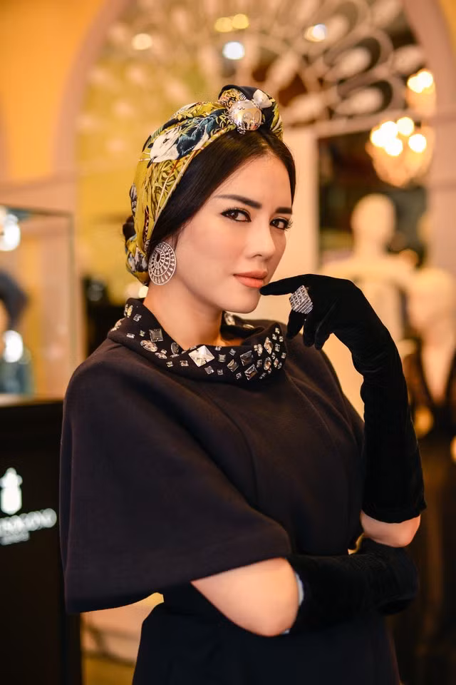 Trong một buổi giới thiệu bộ sưu tập thời trang tháng 9/2013 tại showroom sang trọng, Lý Nhã Kỳ gây chú ý với trâm cài khăn Paolo Piovan có giá 15.000 USD, áo Tsumori Chisato 1.500 USD, váy Alexis Mabille 750 USD.