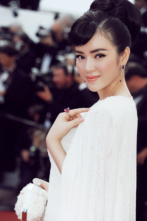 Tại liên hoan phim Cannes 2015, Lý Nhã Kỳ lại xuất hiện một cách kiêu sa, sang trọng nhờ sự kết hợp trang phục lộng lẫy với bộ trang sức kim cương và ruby tinh tế của thương hiệu Paolo Piovan.