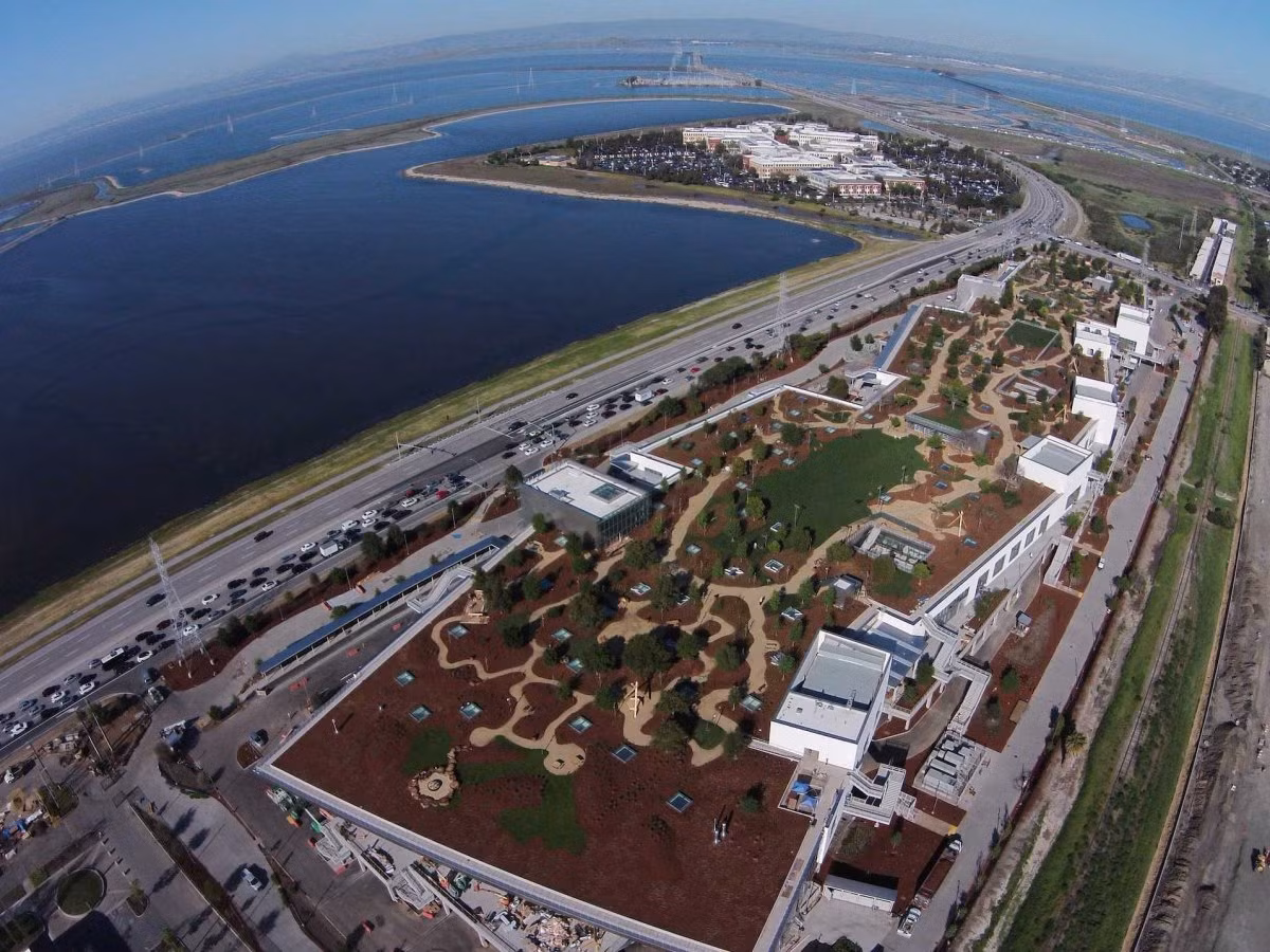  Trụ sở mới của Facebook được thiết kế bởi kiến trúc sư nổi tiếng Frank Gehry, người từng thiết kế Rạp hát Walt Disney của Los Angeles (Mỹ) và Bảo tàng Guggenheim (Tây Ban Nha), tòa nhà mới là dự án khổng lồ và mất nhiều năm để hoàn thành.