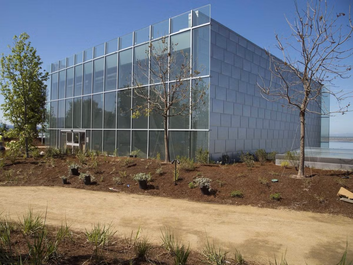 CEO Facebook Mark Zuckerberg muốn thiết kế một không gian thực tế, không phô trương, tiết kiệm chi phí. Vậy nên, tòa nhà này được sử dụng vật liệu cách ly (giảm tính dẫn điện, dẫn nhiệt) để tối giản chi phí làm mát và sưởi ấm.