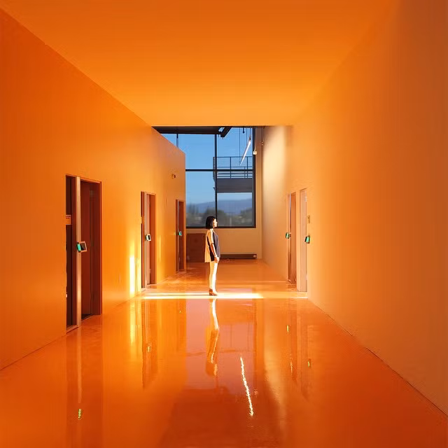Một hành lang sơn màu vàng cam bắt mắt.