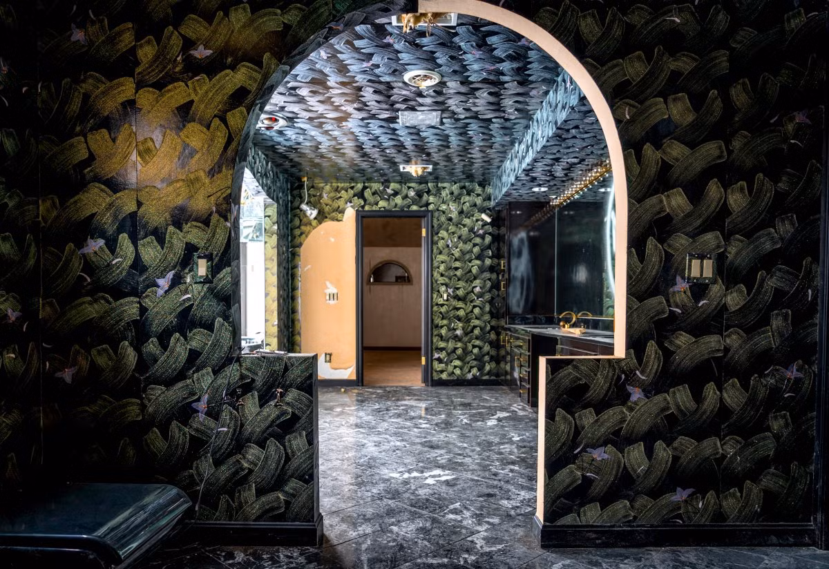 Những chi tiết trang trí cầu kỳ trong căn dinh thự của Tyson dường như vẫn còn nguyên vẹn.