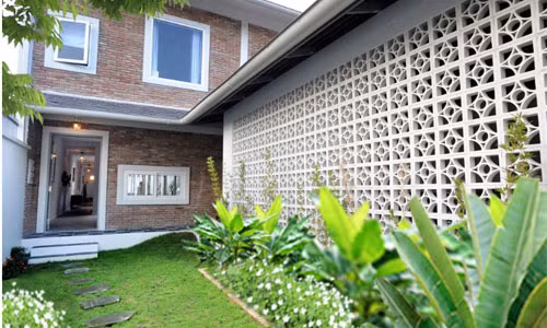  Khu vườn xanh phía sau ngôi nhà ống hiện đại này.