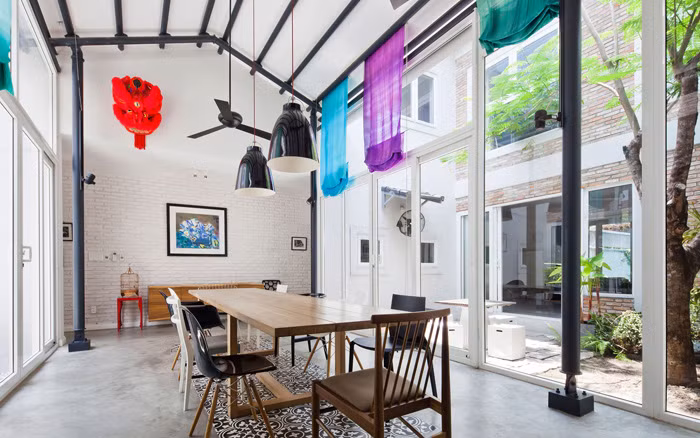 Ngôi nhà có các cửa kính cao từ sàn tới trần, cung cấp ánh sáng tự nhiên.