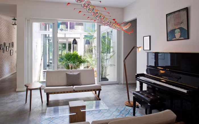 Không gian thư giãn riêng của gia chủ cũng có tầm nhìn ra khu vườn tươi xanh.