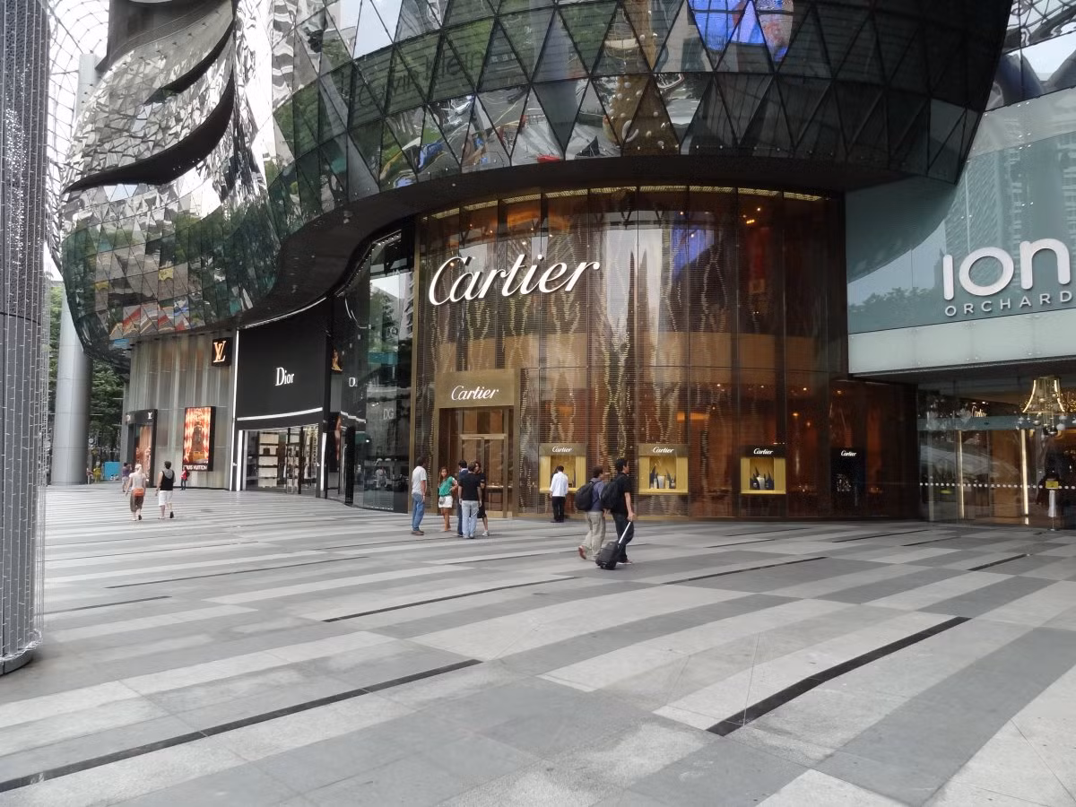 Hầu hết các cửa hàng mua sắm xung quanh Đường Orchard và ION Orchard có lẽ là trung tâm mua sắm đẹp nhất thành phố.