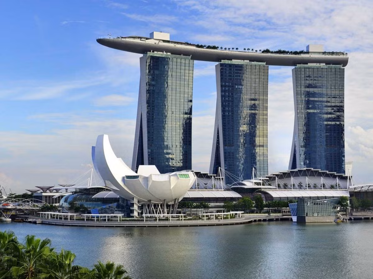 Singapore là một trong những khu vực đông dân nhất trên thế giới và cũng là một trong những thành phố giàu có nhất với khoảng 105.000 triệu phú sinh sống. Trong hình là khách sạn hạng sang Marina Bay Sands nổi tiếng ở Singapore.