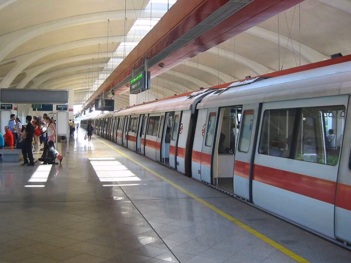 Bởi vì thành phố rất đông dân cư, giao thông ở Singapore có thể không tốt cho lắm. Việc lái xe riêng ở thành phố cũng vô cùng tốn kém. Tuy nhiên, Singapore lại sở hữu một trong những hệ thống tàu điện ngầm hiệu quả nhất và sạch nhất thế giới.