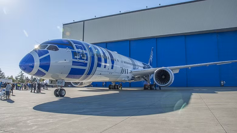 Theo đó, “đây là lần đầu tiên một nhân vật của Star Wars xuất hiện ở ngoại thất của một chiếc máy bay thương mại", công ty tuyên bố.