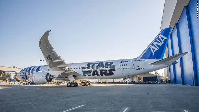 Dự kiến, máy bay Boeing 787-9 chủ đề Star Wars sẽ tham gia hạm đội quốc tế ANA của mùa thu này và sẽ là một trong số hơn 30 chiếc Dreamliner trong hạm đội các hãng hàng không ANA.
