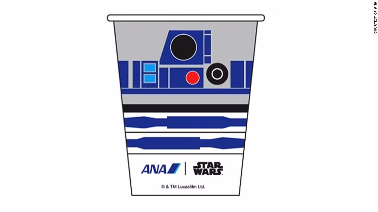 Hành khách đi trên chiếc máy bay Star Wars sẽ nhận được quà tặng lưu niệm là những chiếc cốc giấy và khăn giấy cùng chủ đề.