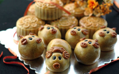 Những chiếc bánh trung thu hình thú được làm bằng nhân truyền thống và được tạo hình dáng thành hình dáng của những con vật dễ thương như chú heo ngộ nghĩnh, chú khỉ, mèo...sẽ là món quà vô cùng thú vị cho những bạn nhỏ.