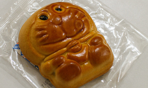 Thêm chiếc bánh hình Đô-rê-mon dễ thương.