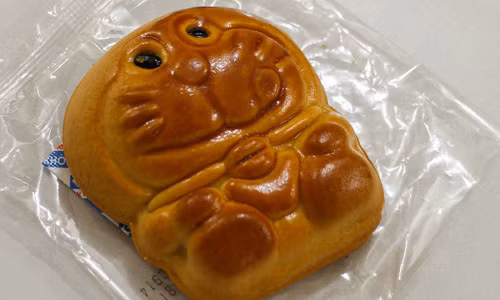 Thêm chiếc bánh hình Đô-rê-mon dễ thương.