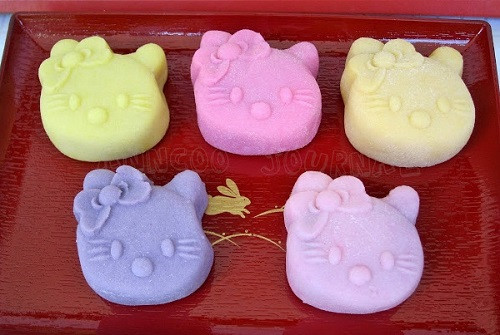 Những chiếc bánh đầy màu sắc bắt mắt cho các bé thích nhân vật mèo Hello Kitty.