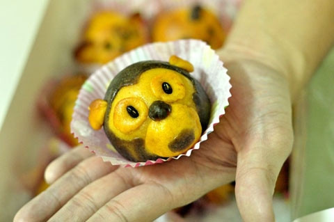 Một chiếc bánh hình mặt khỉ.