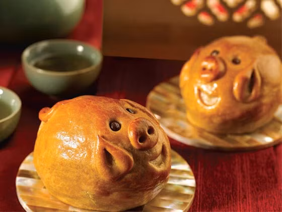 Những chiếc bánh trung thu hình con lợn mũm mĩm chắc chắn sẽ "lấy lòng" được các khách hàng nhí.