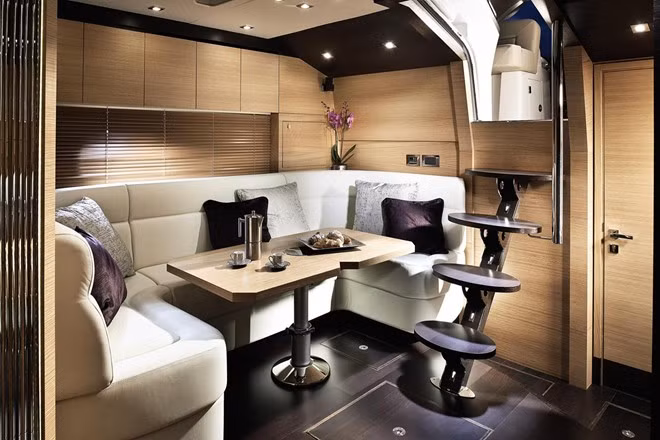 Phía trên boong tàu rộng rãi, đầy ánh sáng và thoáng đãng, có khu ghế dài, chỗ tắm nắng thư giãn. Nội thất của du thuyền gồm đầy đủ bảo đảm sự riêng tư và sang trọng.