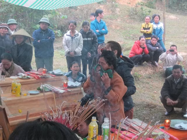 Mặc dù đêm lạnh, rất đông người dân vẫn túc trực ở nghĩa trang. Không ai bảo ai mỗi người mỗi việc cùng giúp đỡ gia đình chuẩn bị công việc hậu sự.