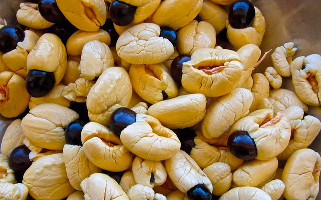 Phần thịt vàng bên trong quả trông giống bộ bão người.