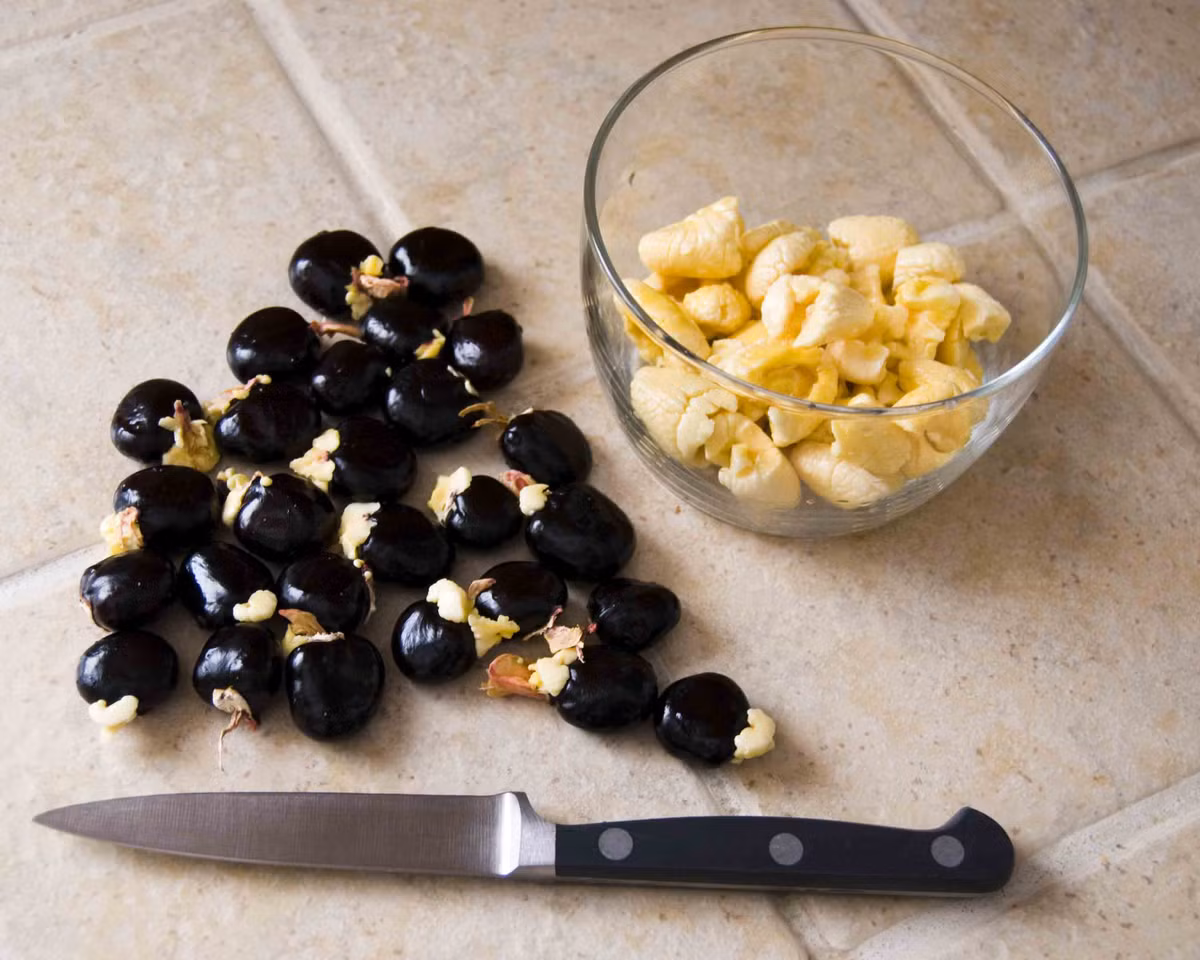 Khi ăn, người ta phải cẩn thận tách lấy phần thịt vàng, còn hạt đen chứa chất độc bỏ vứt riêng.